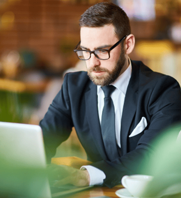 Expert professionnel concentré sur son travail